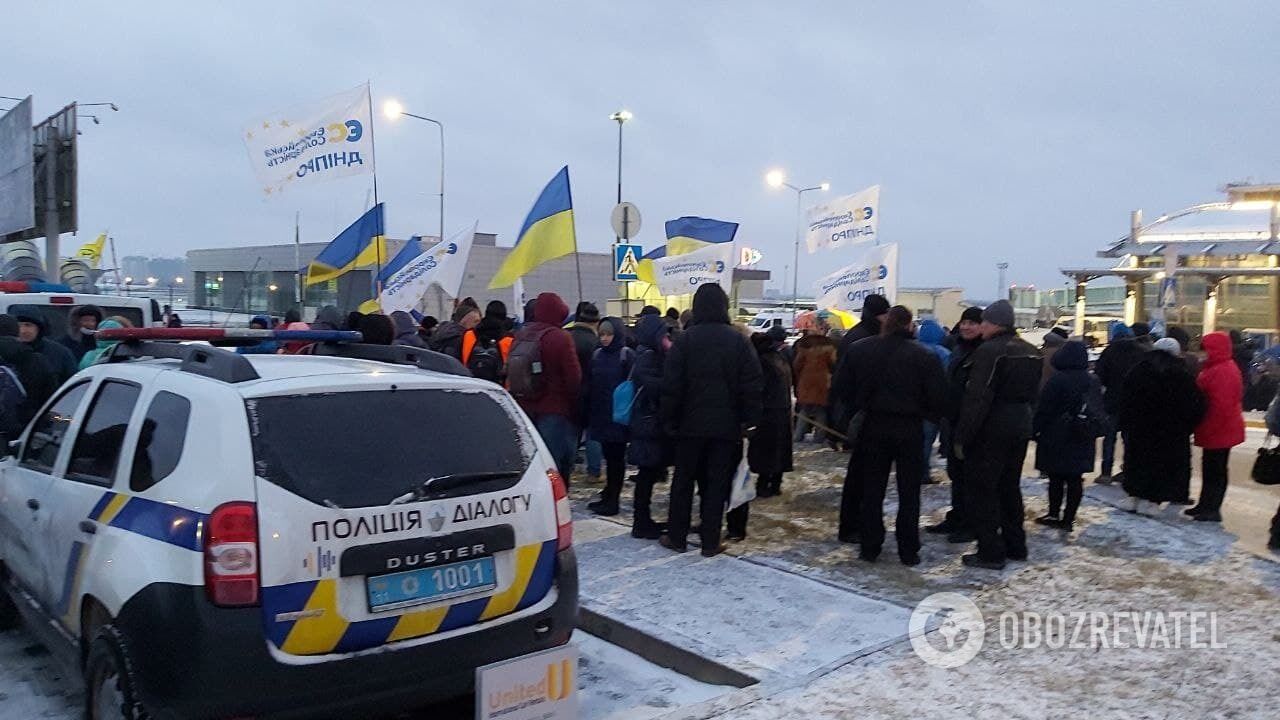 Порошенко возвращается в Украину: возле аэропорта в Киеве собрались сотни людей. Фото, видео и все подробности
