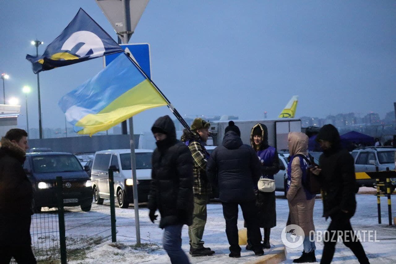 Порошенко возвращается в Украину: возле аэропорта в Киеве собрались сотни людей. Фото, видео и все подробности