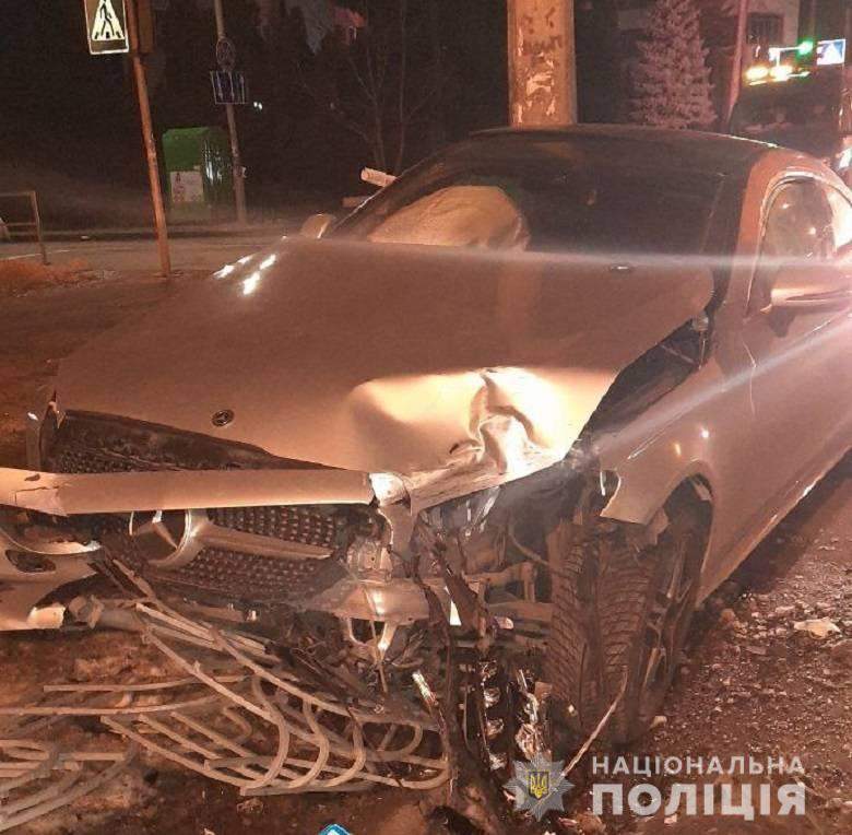 У Києві п’яний молодик вкрав Mercedes, він розбив його у ДТП  dqxikeidqxidqrant
