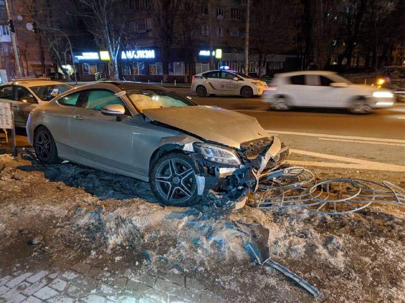 У Києві п’яний молодик вкрав Mercedes, він розбив його у ДТП У Києві п’яний молодик вкрав Mercedes, він розбив його у ДТП