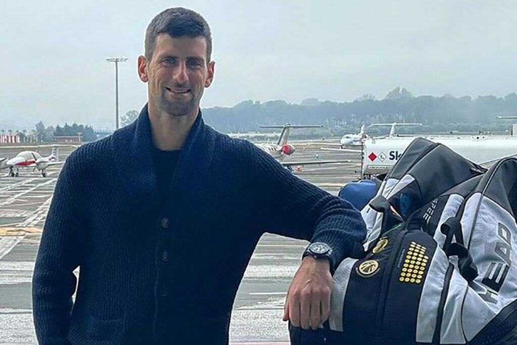 Джокович в аэропорту.