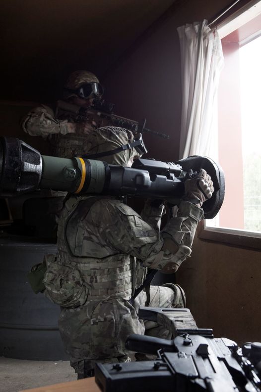 Возможно, это изображение (1 человек и в помещении) dqxikeidqxiqtrant