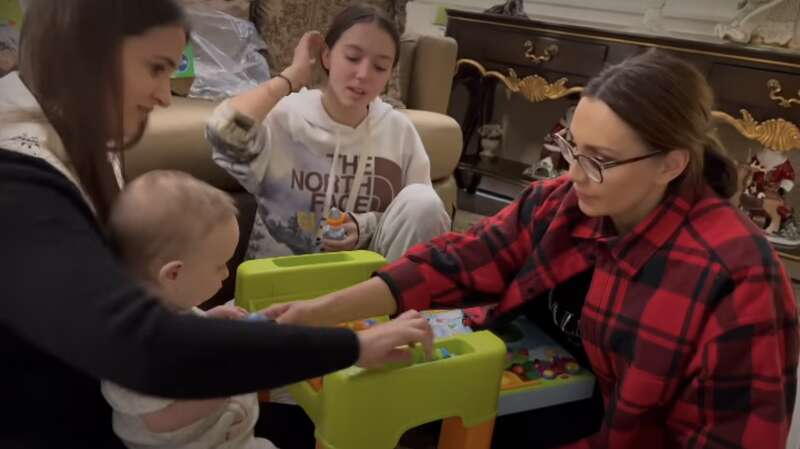 Оксана Марченко с дочкой, невесткой и внуком dqxikeidqxidqrant