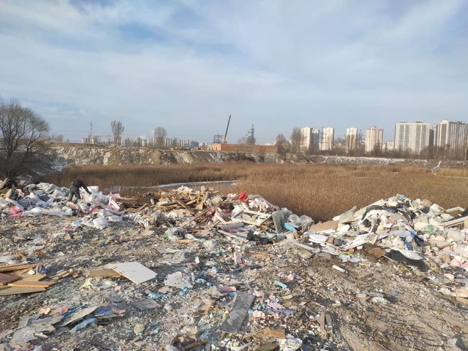 В Киеве устроили огромную свалку возле станции метро "Харьковская" dqxikeidqxidqrant