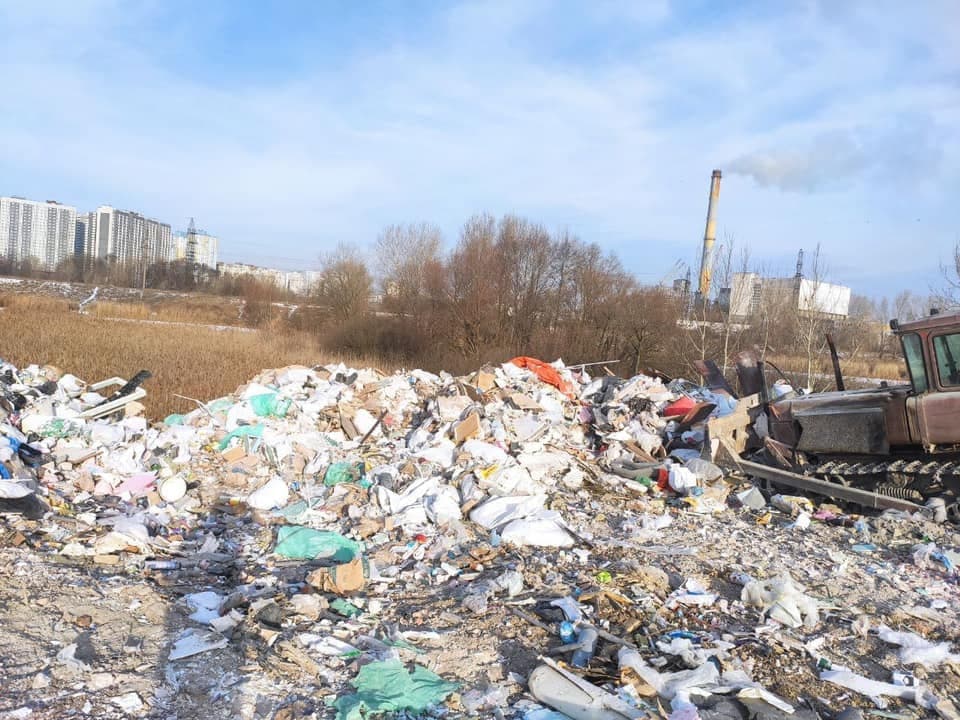 В Киеве устроили огромную свалку возле станции метро "Харьковская"