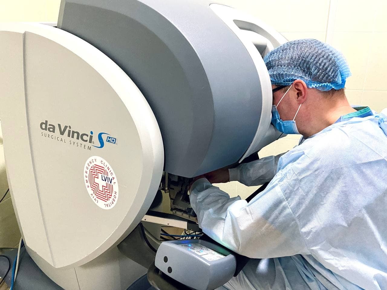Впервые в Украине врачи прооперировали пищевод с помощью робота Da Vinci (фото)