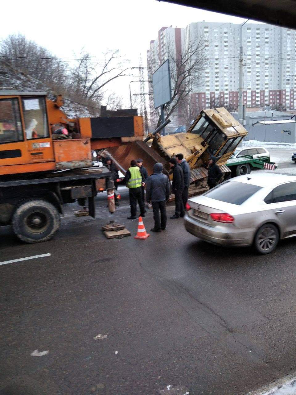ДТП на вулиці Семена Скляренка, у Києві на Куренівці з вантажівки випав бульдозер