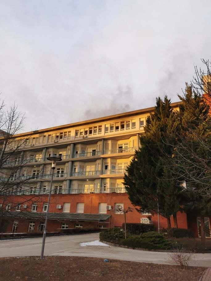 Во время пожара больницу окутал сильный дым dqxikeidqxidqeant