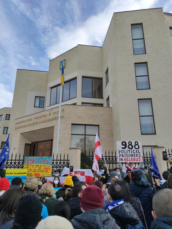 Акция солидарности и поддержки прошла под посольством Украины в Грузии 05