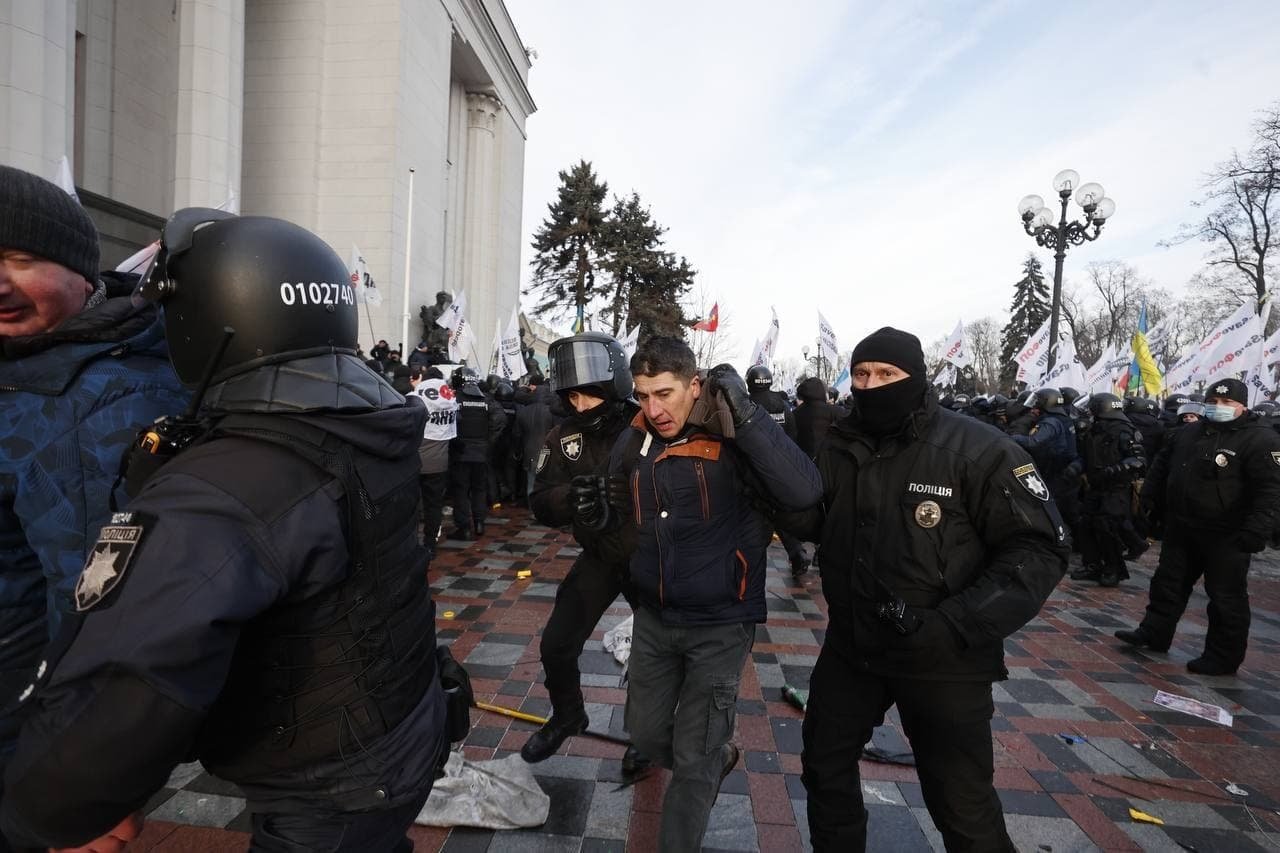 Правоохоронці затримують активістів Правоохоронці затримують активістів