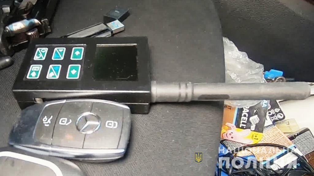 Мужчина вскрыл автомобиль с помощью электронных средств