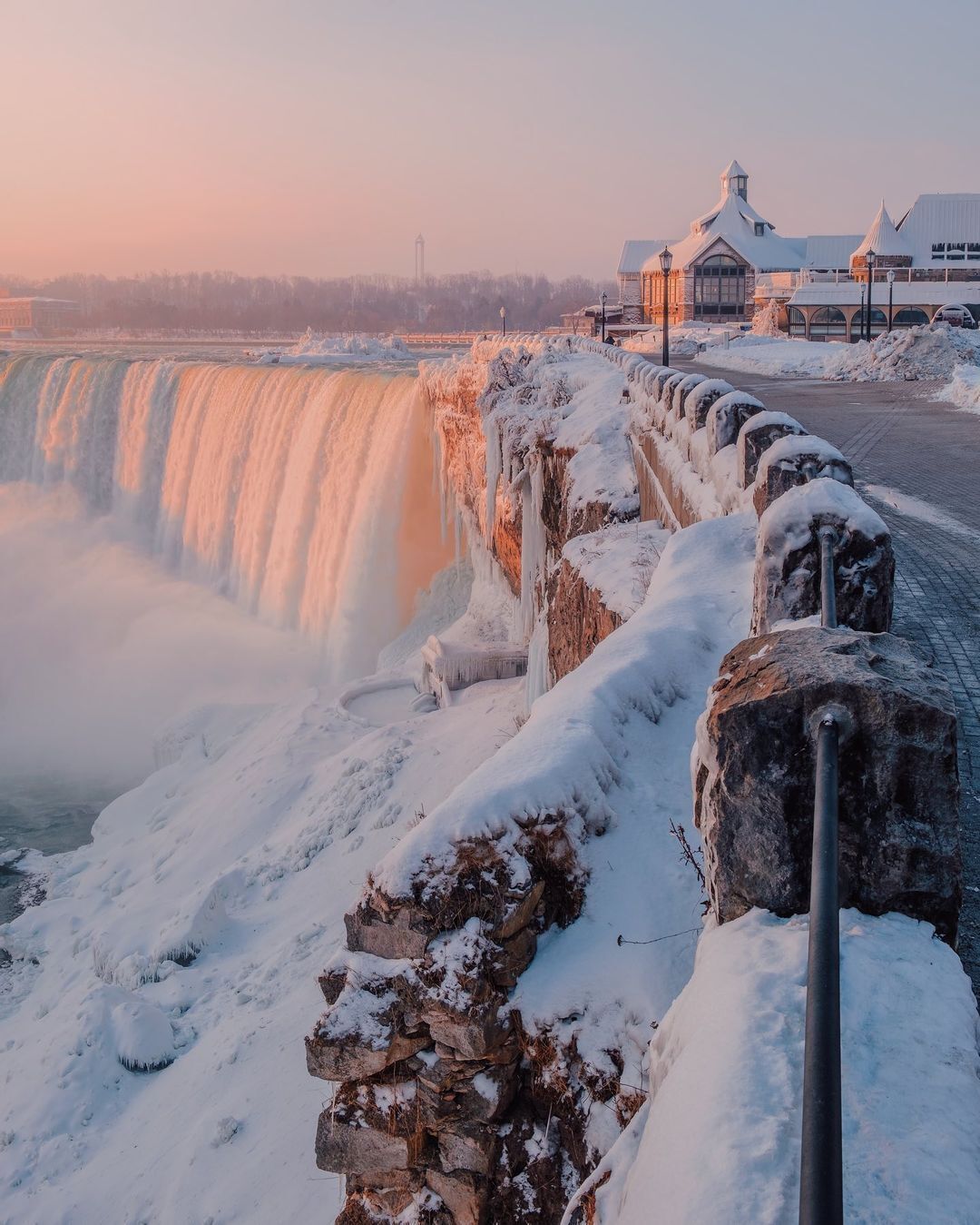 Замерзший Ниагарский водопад.