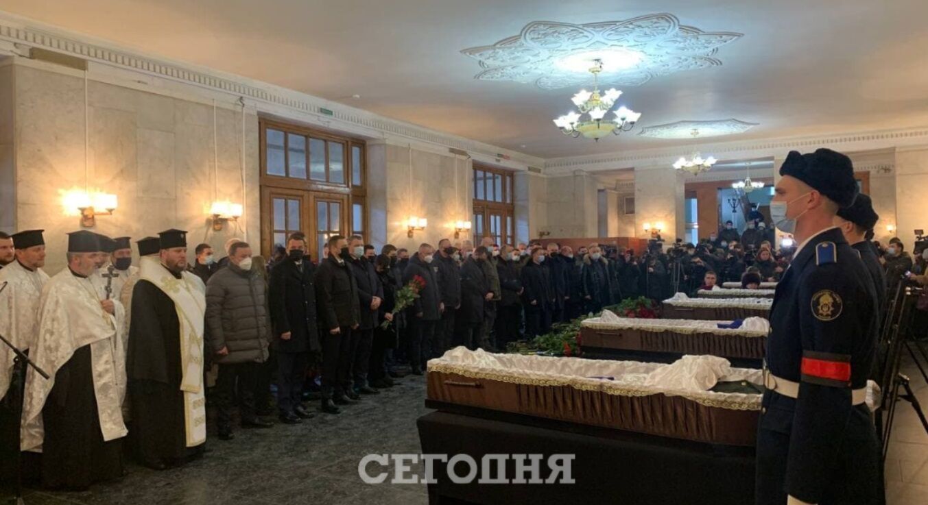 Прощание с жертвами расстрела на ЮМЗ в Днепре. dqxikeidqxidqrant