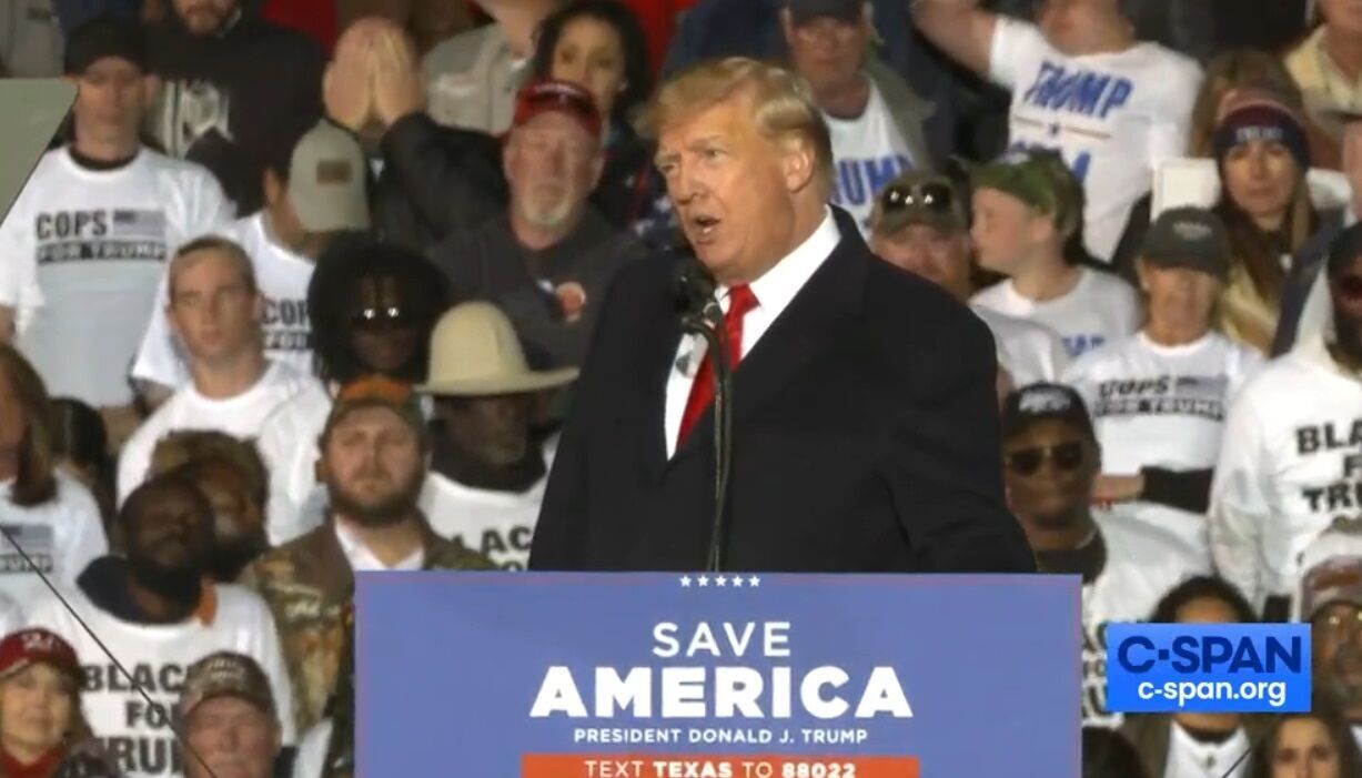 Трамп выступил перед сторонниками. dqxikeidqxidqeant