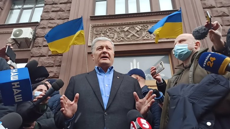 Порошенко пришел на допрос в ГБР, но показаний не давал: Я не намерен участвовать в этом шоу 04