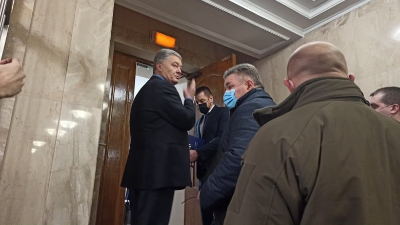 Порошенко пришел на допрос в ГБР, но показаний не давал: Я не намерен участвовать в этом шоу 06