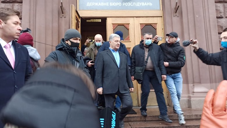 Порошенко пришел на допрос в ГБР, но показаний не давал: Я не намерен участвовать в этом шоу 07