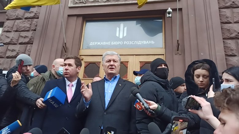 Порошенко пришел на допрос в ГБР, но показаний не давал: Я не намерен участвовать в этом шоу 11