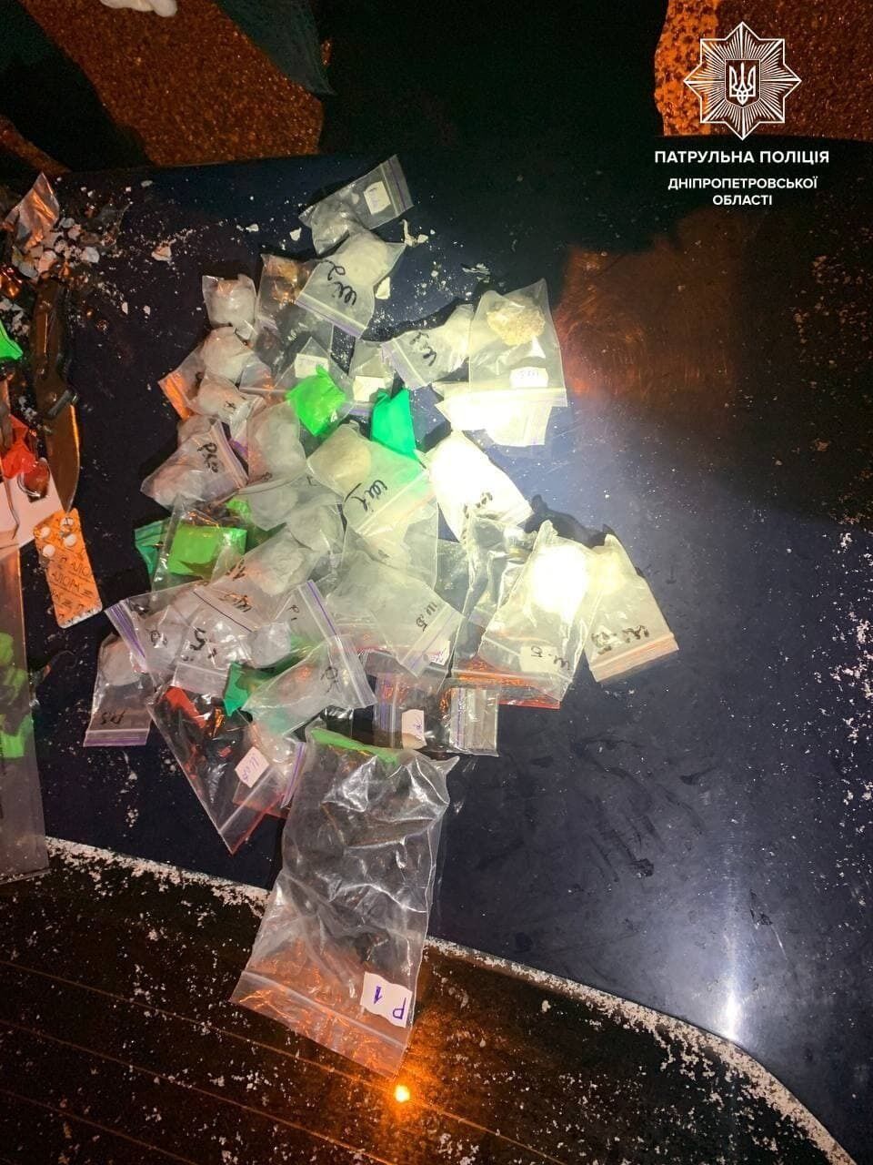 Всего в машине нашли почти 130 пакетиков с, предположительно, наркотиками.