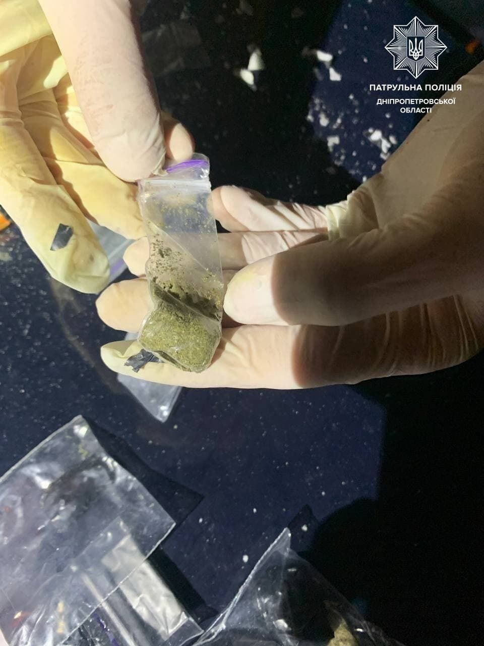 Всего в машине нашли почти 130 пакетиков с, предположительно, наркотиками.