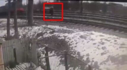 Девушка переходила железнодорожные пути dqxikeidqxixdant