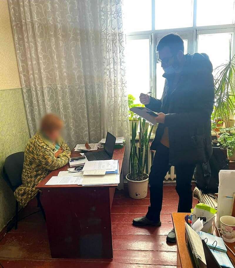 Женщина незаконно выписывала себе премии. dqxikeidqxidqeant