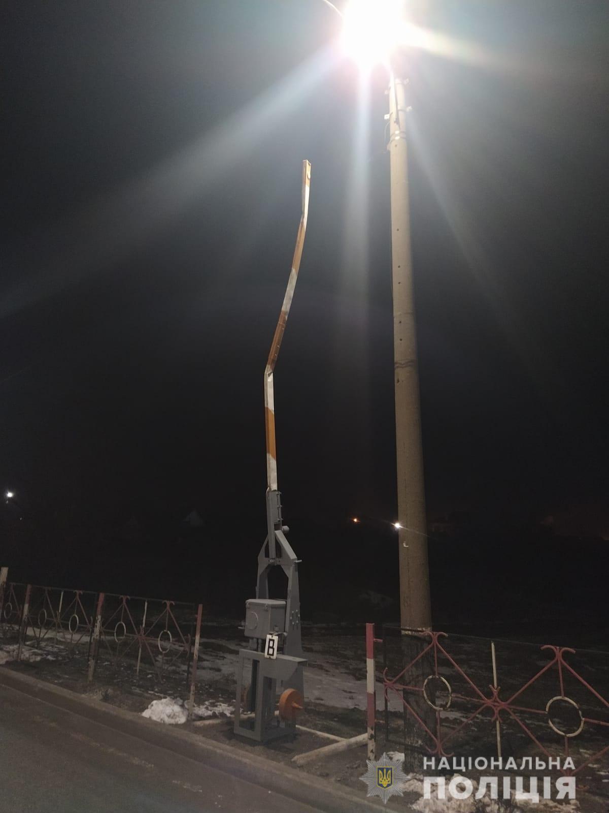 Разломанный шлагбаум.