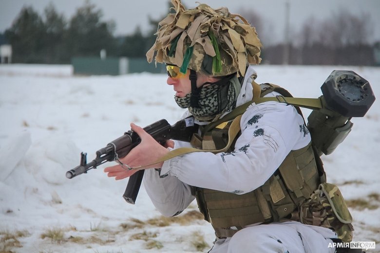 Украинские военнослужащие тренировались использовать американские гранатометы М141 03