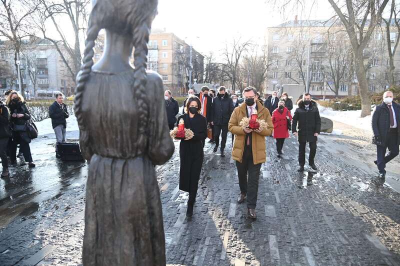 Бербок с Кулебой посетили музей Голодомора dqxikeidqxidqrant