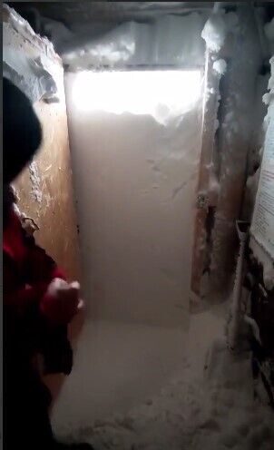 Снег заблокировал дверь dqxikeidqxidqeant