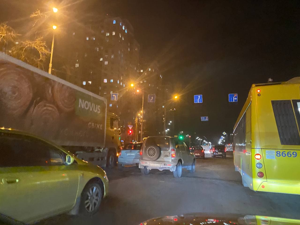 На Левом берегу Киева пробка после двух ДТП dqxikeidqxiqdzant