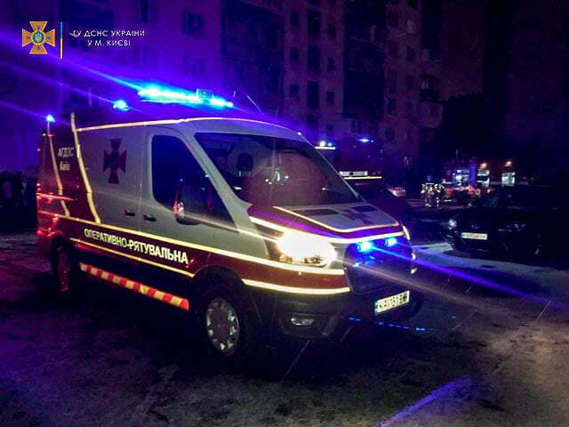 Спасатели отвели на безопасное расстояние 10 человек.