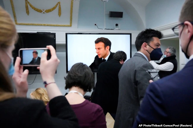 Многие наблюдатели отметили, что череда "унижений" началась для Эммануэля Макрона еще в аэропорту: ему и членам французской делегации не подали автомобиль к трапу, в результате чего высоким гостям пришлось идти по перрону аэропорта пешком dqxikeidqxidqrant