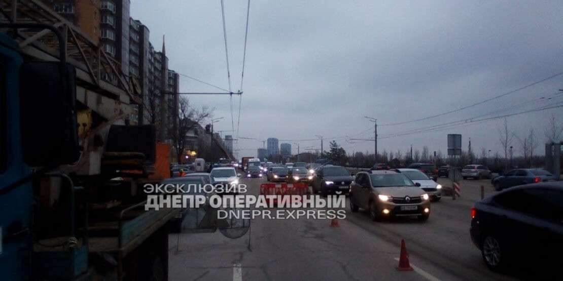 У Дніпрі фура знесла автовишку та звідти випали працівники dqxikeidqxidqeant