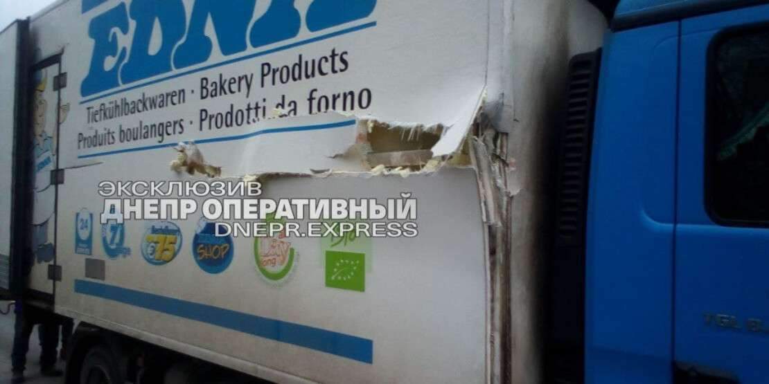 У Дніпрі фура знесла автовишку та звідти випали працівники