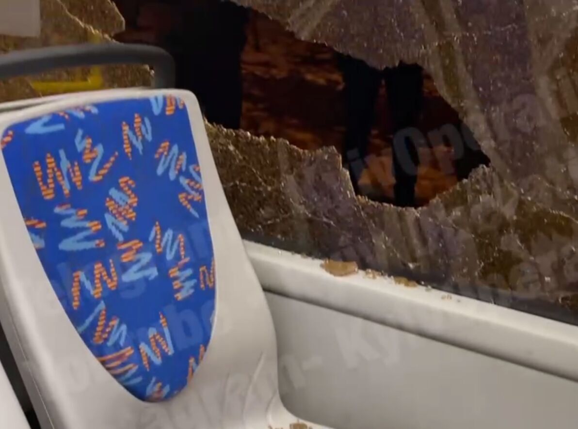 У автобуса лопнуло стекло из-за ямы на дороге. dqxikeidqxidqrant