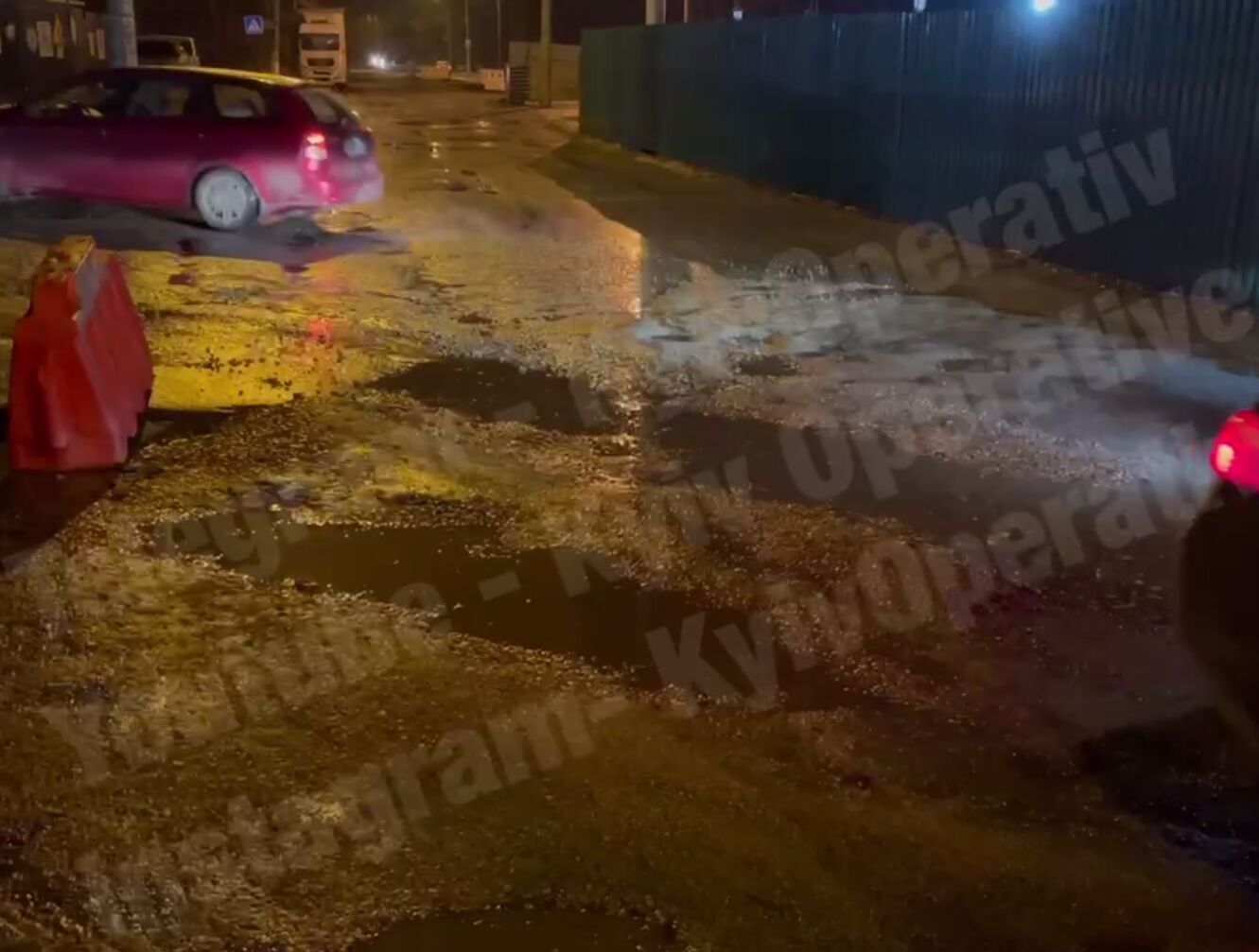 На этом участке дороги много ям.