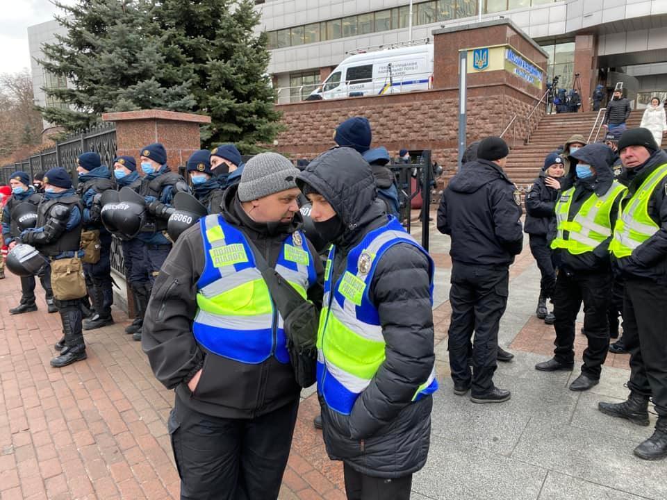 Во время перерыва в суде количество полиции увеличилось dqxikeidqxidqrant