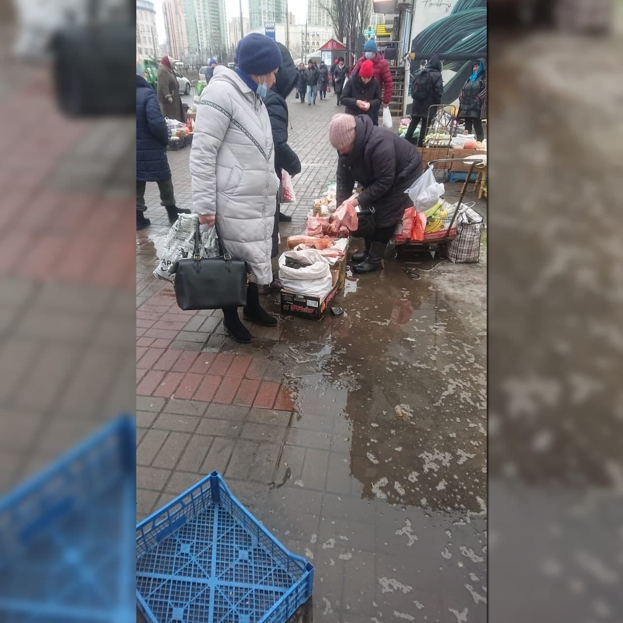 Женщина поставила ящики с товаром посреди лужи. dqxikeidqxidqrant