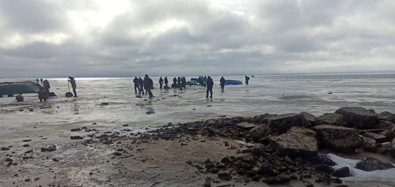 Спасатели сняли с дрейфующей льдины на Днепре 200 рыболовов, - ГСЧС 01 dqxikeidqxidqrant