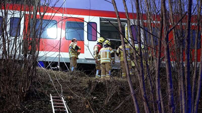 На месте работают спасатели.