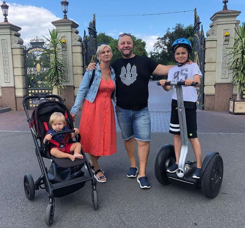 Егор Крутоголов с женой и детьми