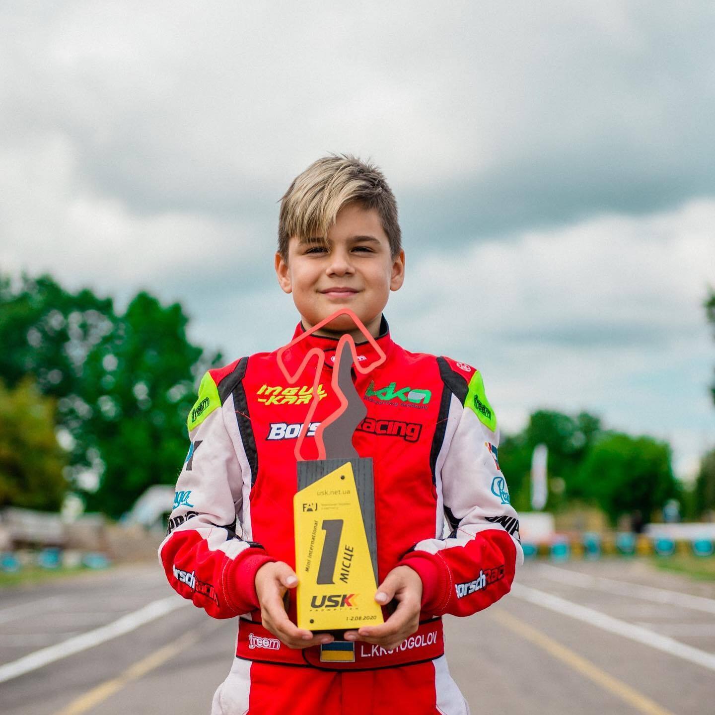 Лев Крутоголов с наградой