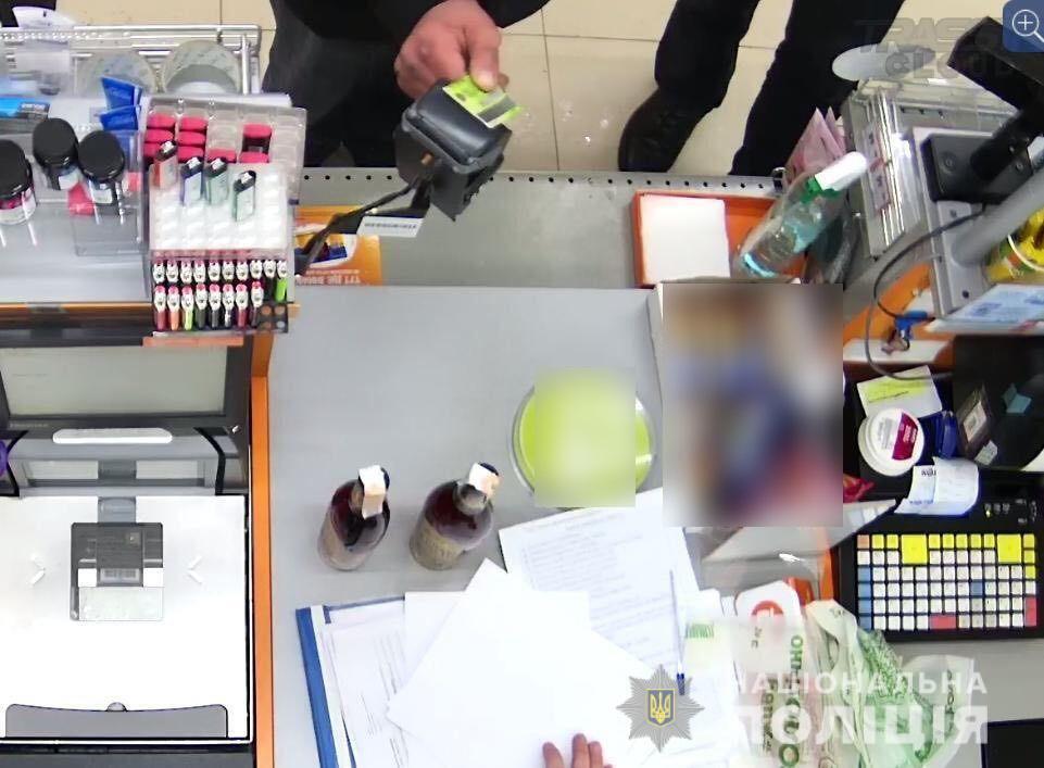 Мужчина успел закупиться в четырех магазинах.