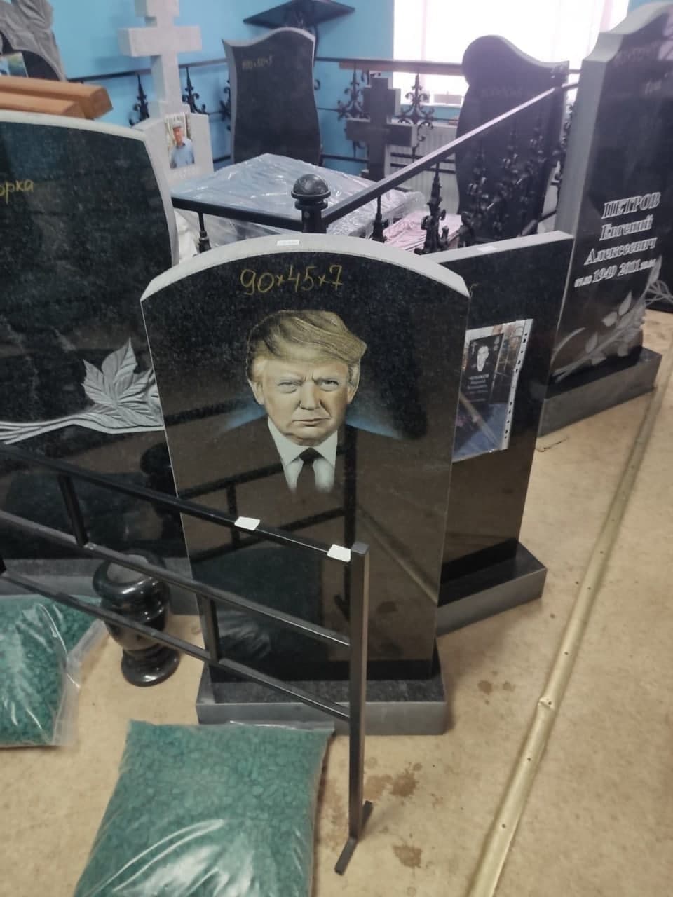 В России делают надгробия с изображением Меркель, Трампа и Обамы (фото)