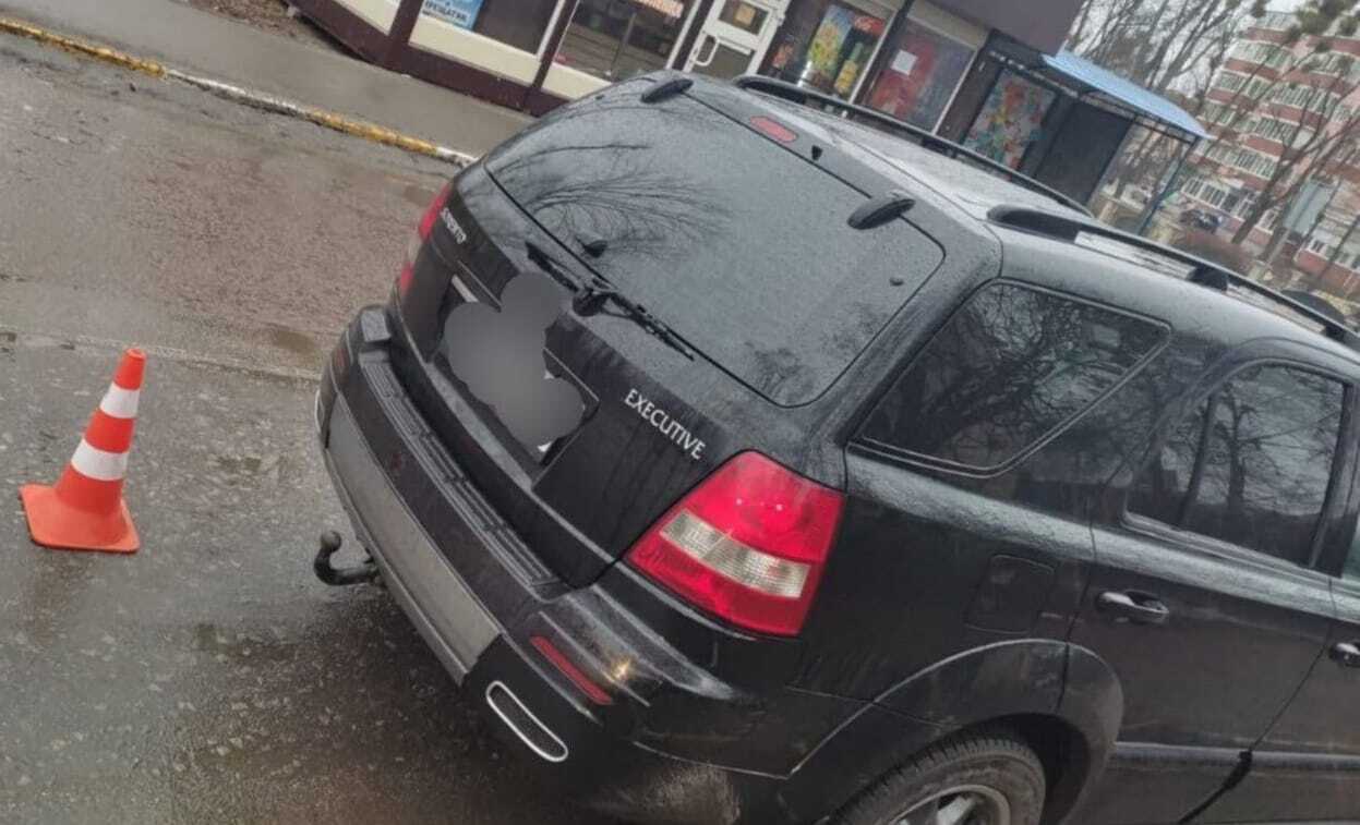 Мужчина капюшоном зацепился за фаркоп машины. dqxikeidqxidqeant