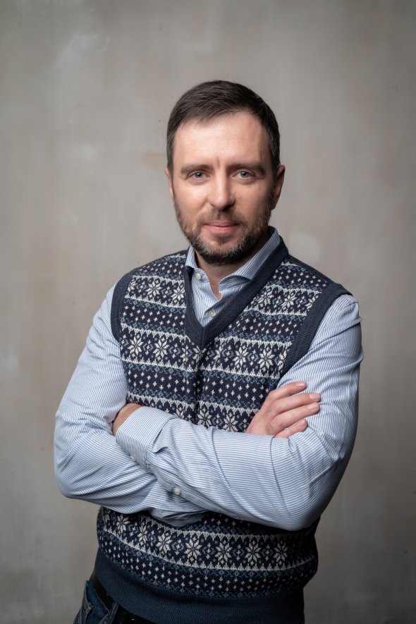 Ігор БРОВЧЕНКО, 42 роки, науковець. Народився 17 липня 1979-го в Києві. Закінчив механіко-математичний факультет Київського університету імені Тараса Шевченка. Відтоді працює в Національній академії наук України. 2017 року захистив докторську дисертацію. Заступник директора з наукової роботи. Із 2021-го – член-кореспондент Національної академії наук України. Спеціалізується на обчислювальній гідромеханіці довкілля, математичному моделюванні навколишнього середовища. З початку пандемії коронавірусу – Голова робочої групи Академії наук із математичного моделювання проблем, пов’язаних з епідемією коронавірусу SARS-CoV-2 в Україні. Співголова організаційного комітету міжнародної конференції Mathematical Modelling and Simulation of Systems. У відрядженнях у Південну Корею був понад 10 разів. Займався там моделюванням морських течій, аналізом радіоактивності після аварії на Фукусімській атомній електростанції. У шлюбі, має двох синів dqxikeidqxidqrant