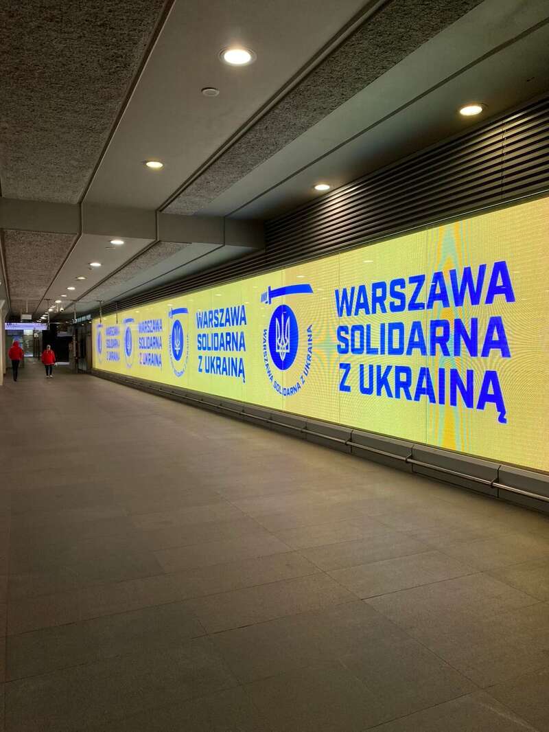 Экран установлен на станции "Свєнтокшиська" dqxikeidqxidqeant