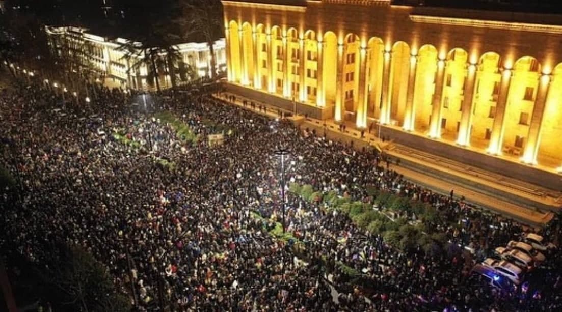 В Грузии тысячи людей вышли поддержать Украину (фото)