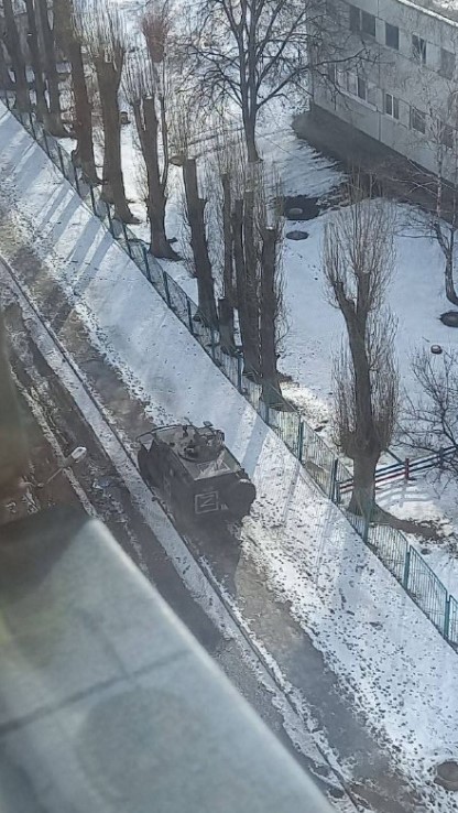 Украинцы останавливают танки и жгут вражескую технику коктейлями "Молотова": видео и фото dqxikeidqxidqeant